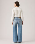 Levi’s 005DO-0000 — מבט מאחור על דוגמנית