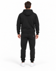סט באלר לגבר קפוצון ומכנס שחור עם לוגו — גב על דוגמן — הדמיה המבוססת על תמונות הפריטים