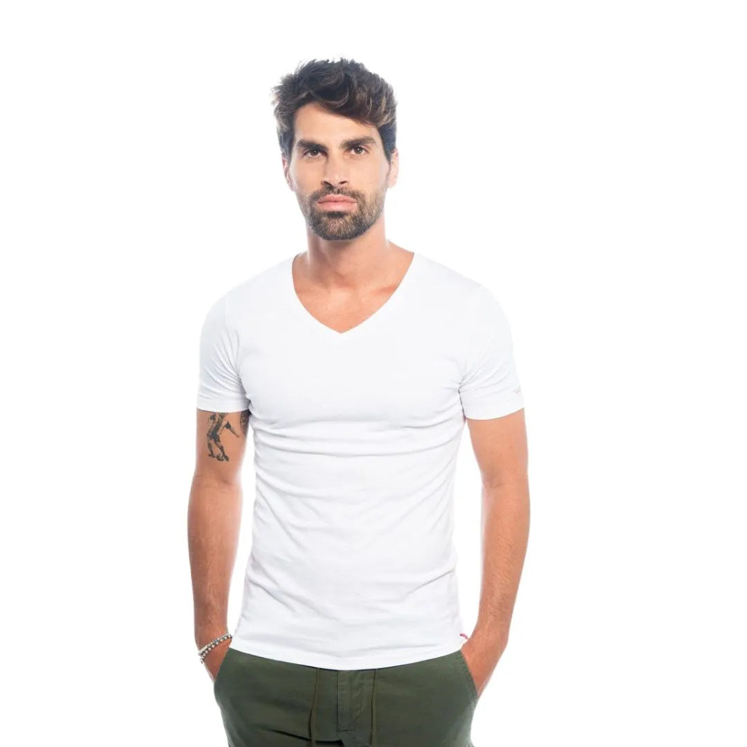 חולצת ואנזן - וי קטן לבן