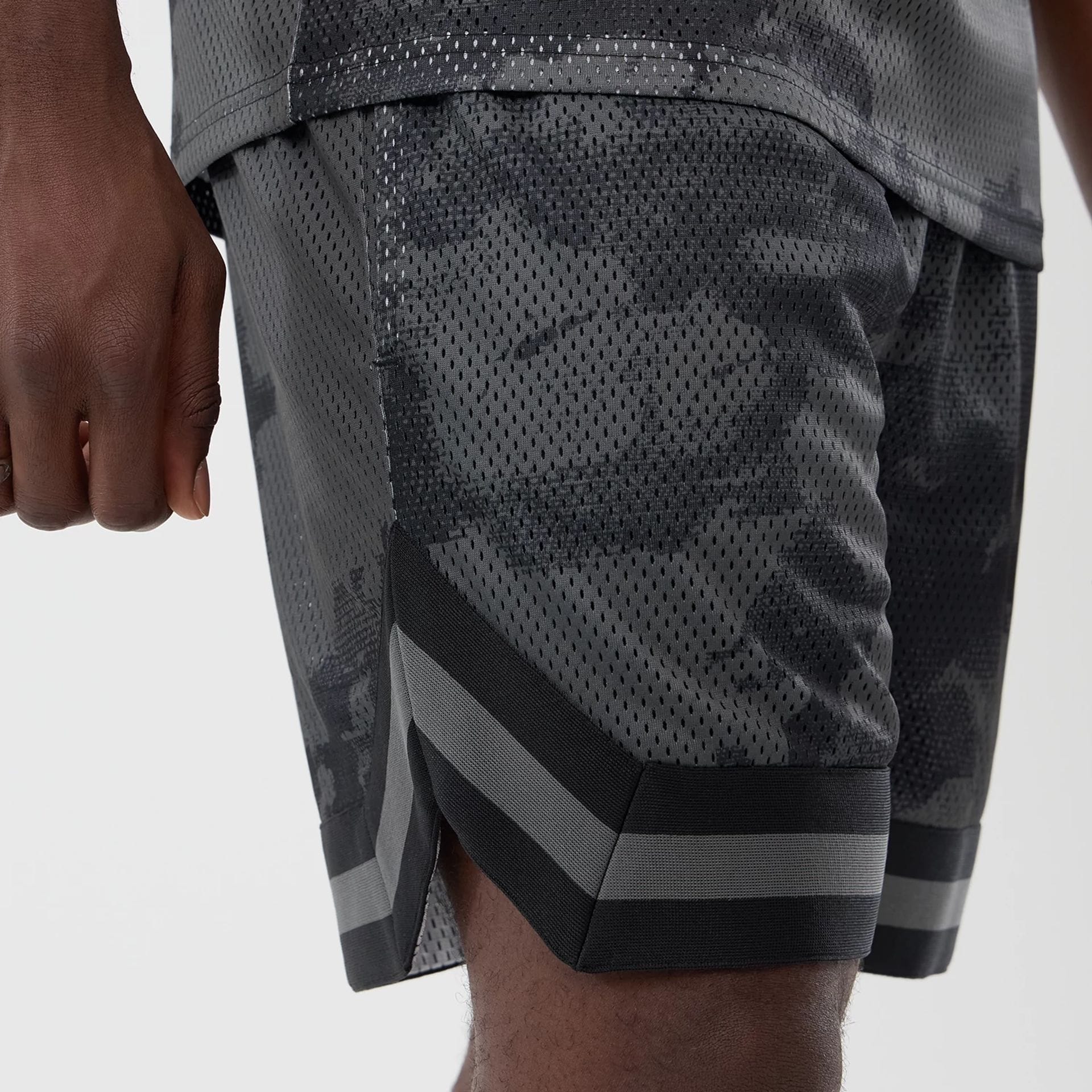60856200 AOP Mesh Short New Era - BLK