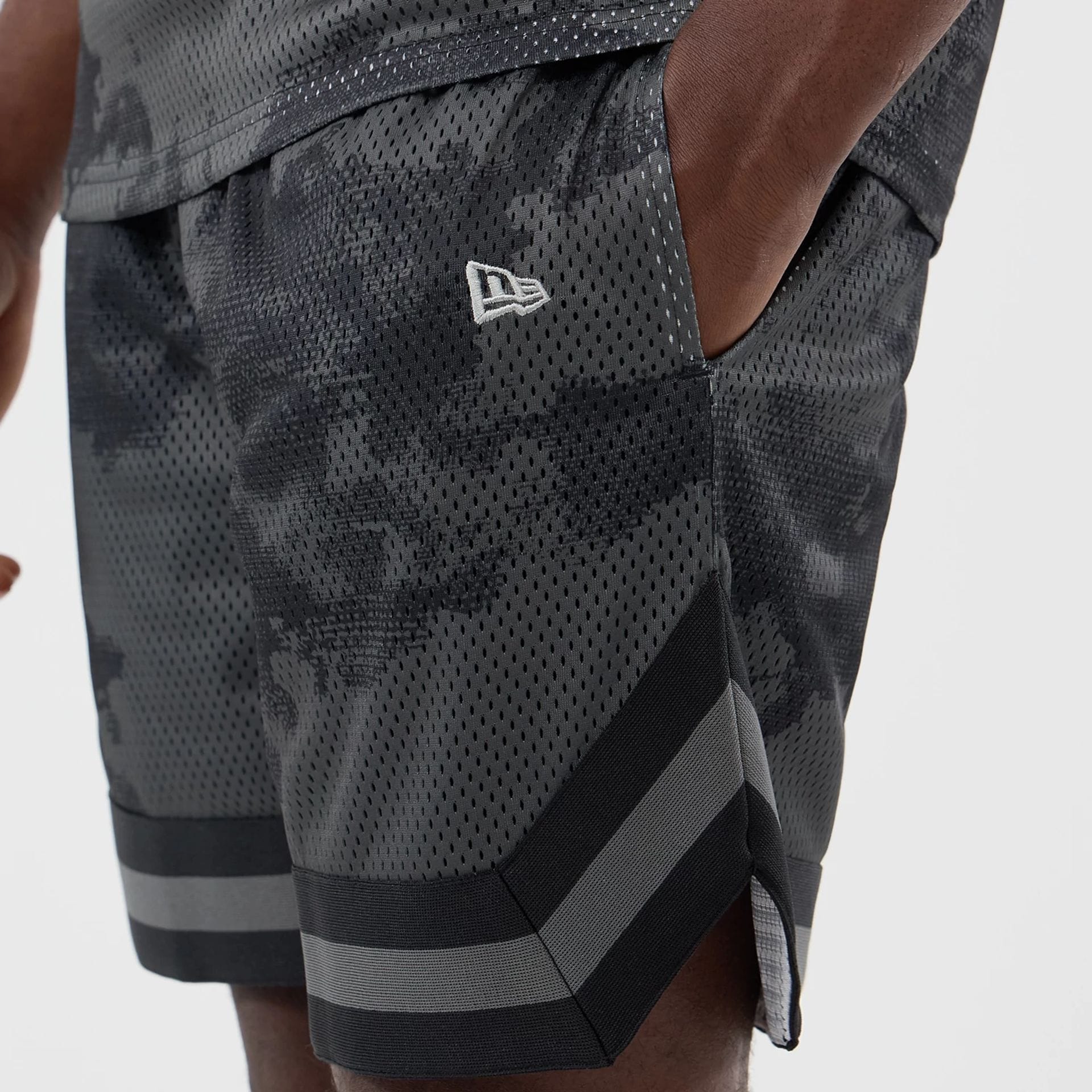 60856200 AOP Mesh Short New Era - BLK