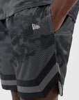 60856200 AOP Mesh Short New Era - BLK