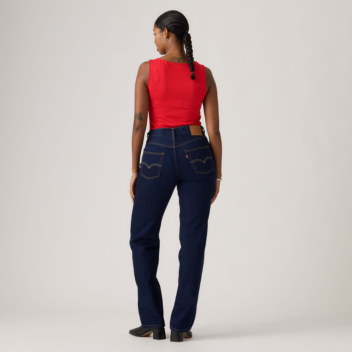 ג׳ינס Levi's A8421-0016 — צילום מקור על דוגמנית, גב