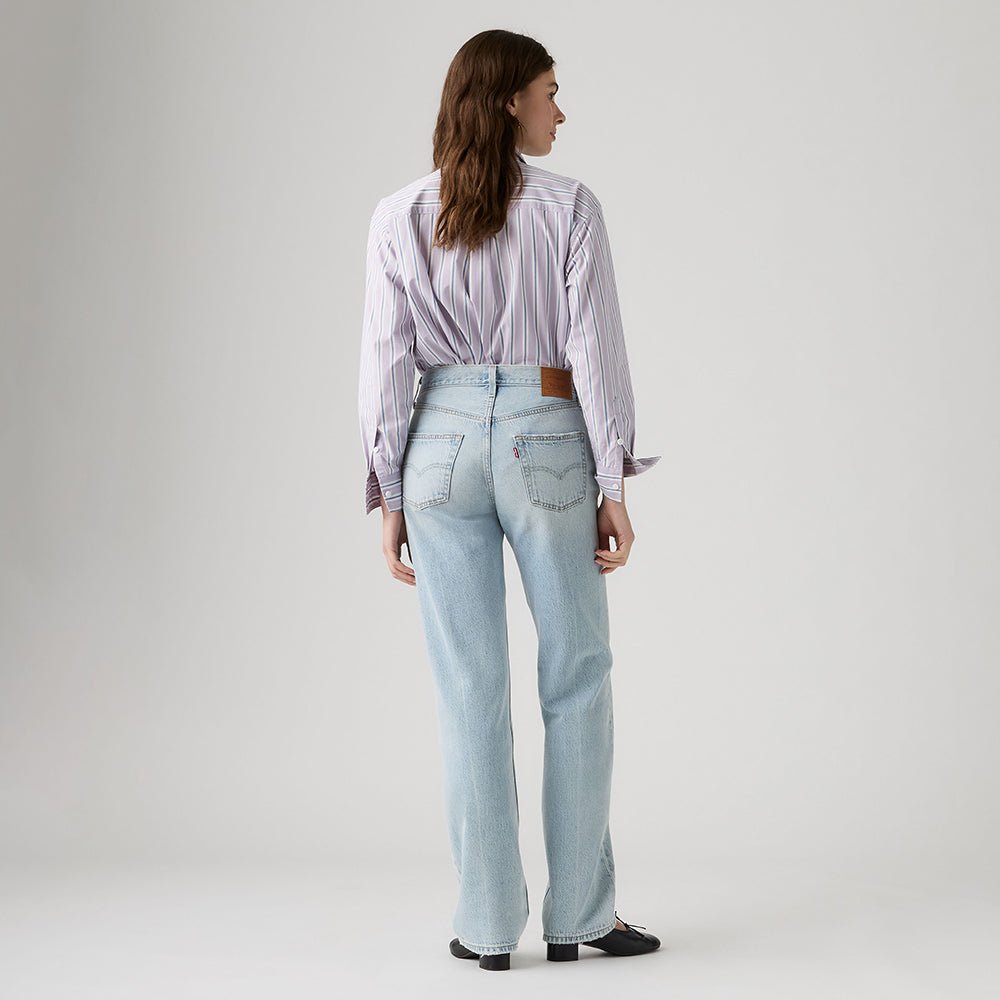 ג׳ינס Levi's A8421-0020 — צילום מקור על דוגמנית, גב