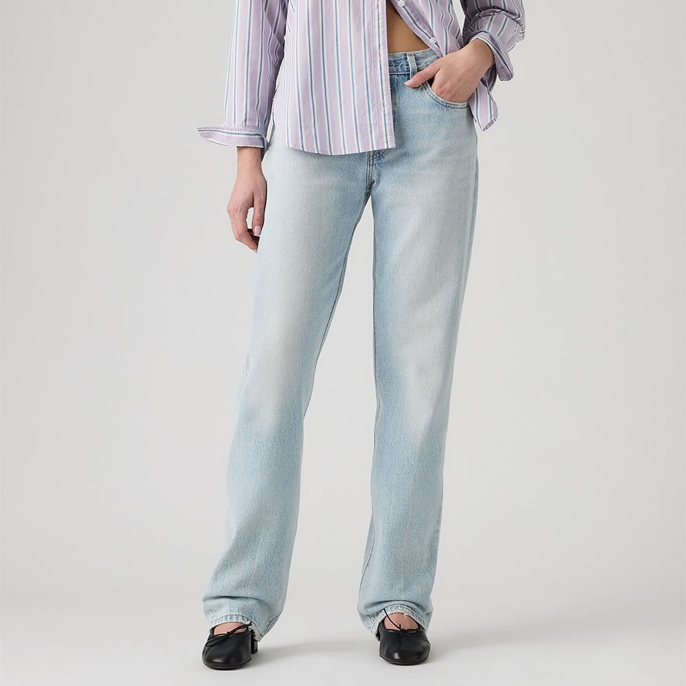 ג׳ינס Levi's A8421-0020 — צילום מקור על דוגמנית, חזית