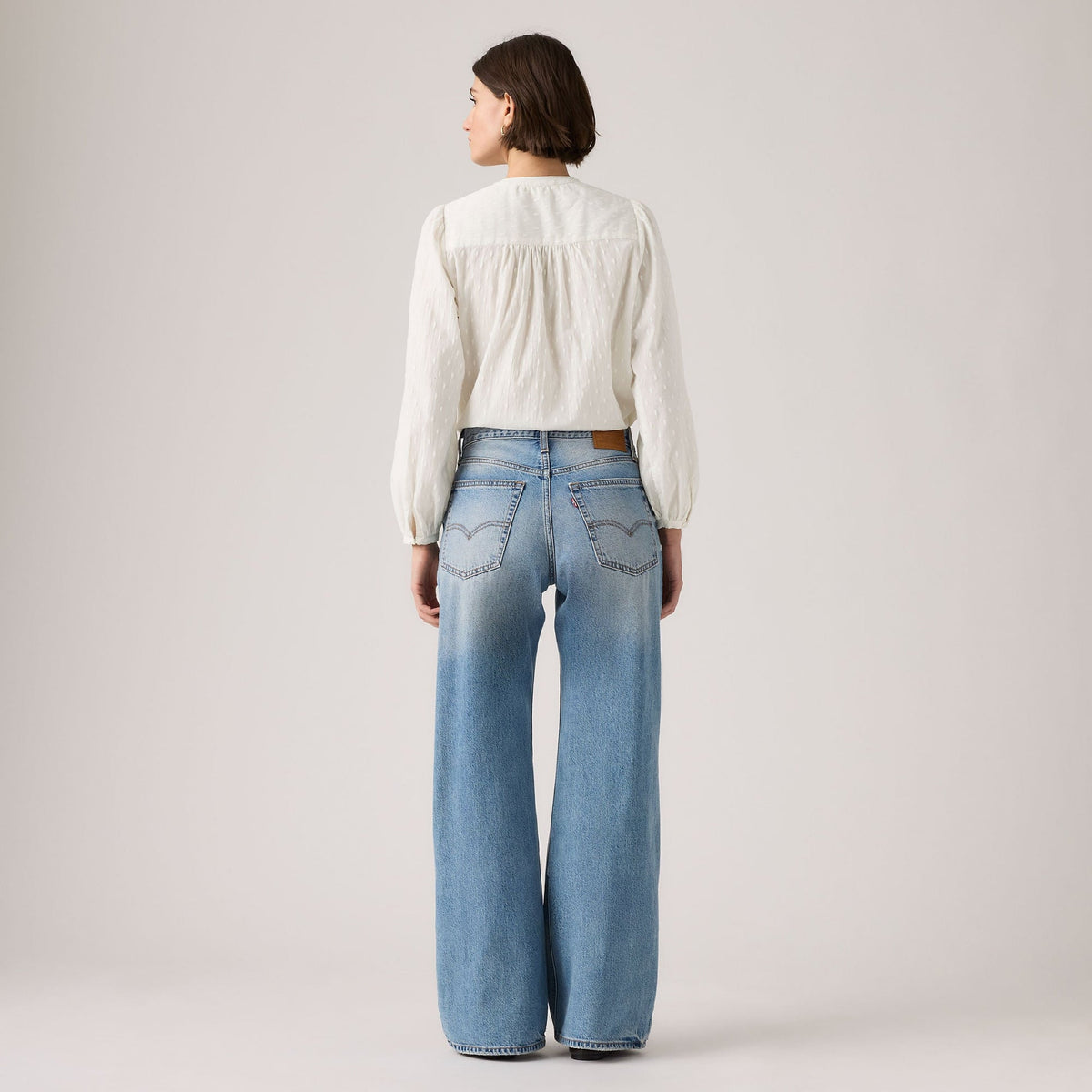 Levi’s 005DO-0000 — מבט מאחור על דוגמנית