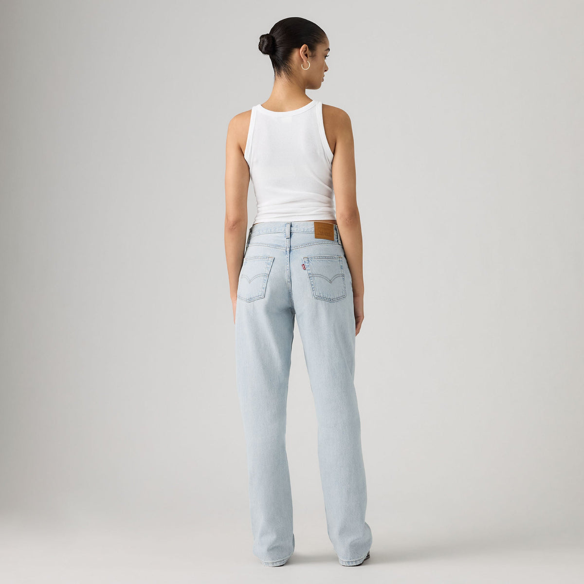 ג׳ינס Levi’s Easy Dad 005DC-0000 – מבט מאחור על דוגמנית