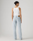 ג׳ינס Levi’s Easy Dad 005DC-0000 – מבט מאחור על דוגמנית