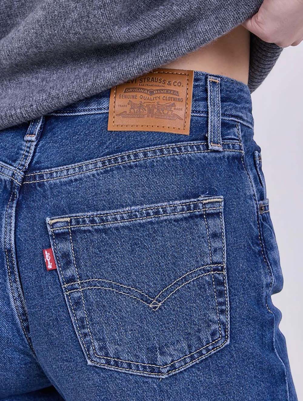 ג׳ינס Levi’s Easy Dad לנשים כחול 005DC-0004 – תקריב הכיס והלוגו